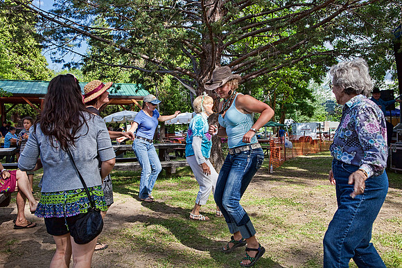 DANCING TO SNAP JACKSON AND THE KNOCK ON WOOD PLAYERS
