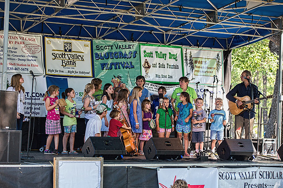 CHILDREN SING FOR THE AUDIENCE