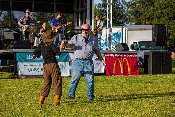 1E3A5057 THE DEADY BEARS BAND WITH DANCERS - HOY PARK
