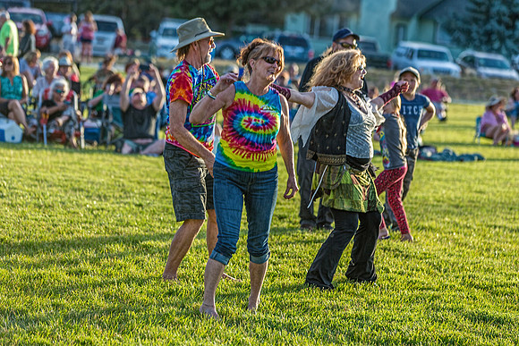 1E3A5091 DANCERS - HOY PARK